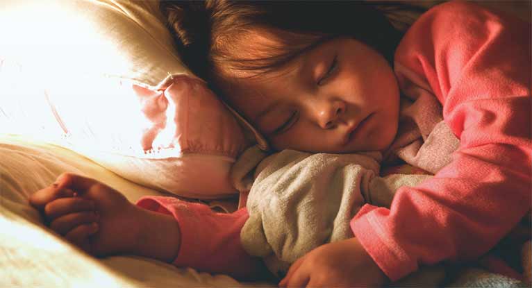 Что делать, если ребенок испытывает страх перед сном?
