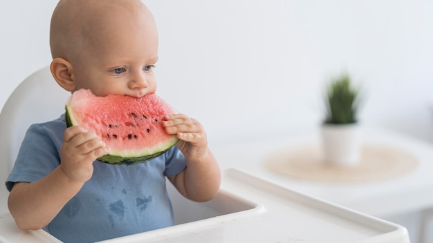 Как дать малышу первое знакомство с овощами и фруктами?
