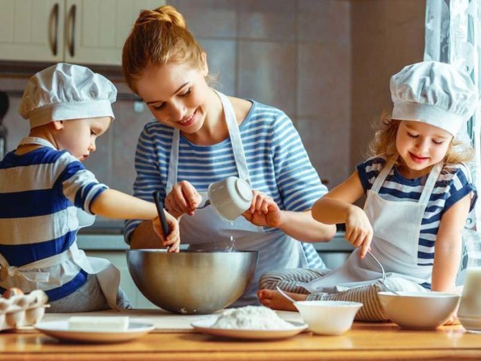 Как научить ребенка готовить простые блюда?