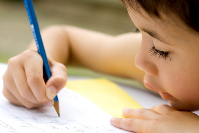 Как научить ребенка верно держать карандаш при письме?